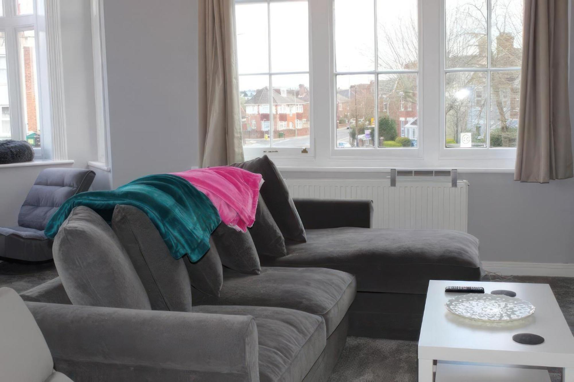 Lovely 2 Bed 2 Bath Flat With Free Parking Poole Exterior photo