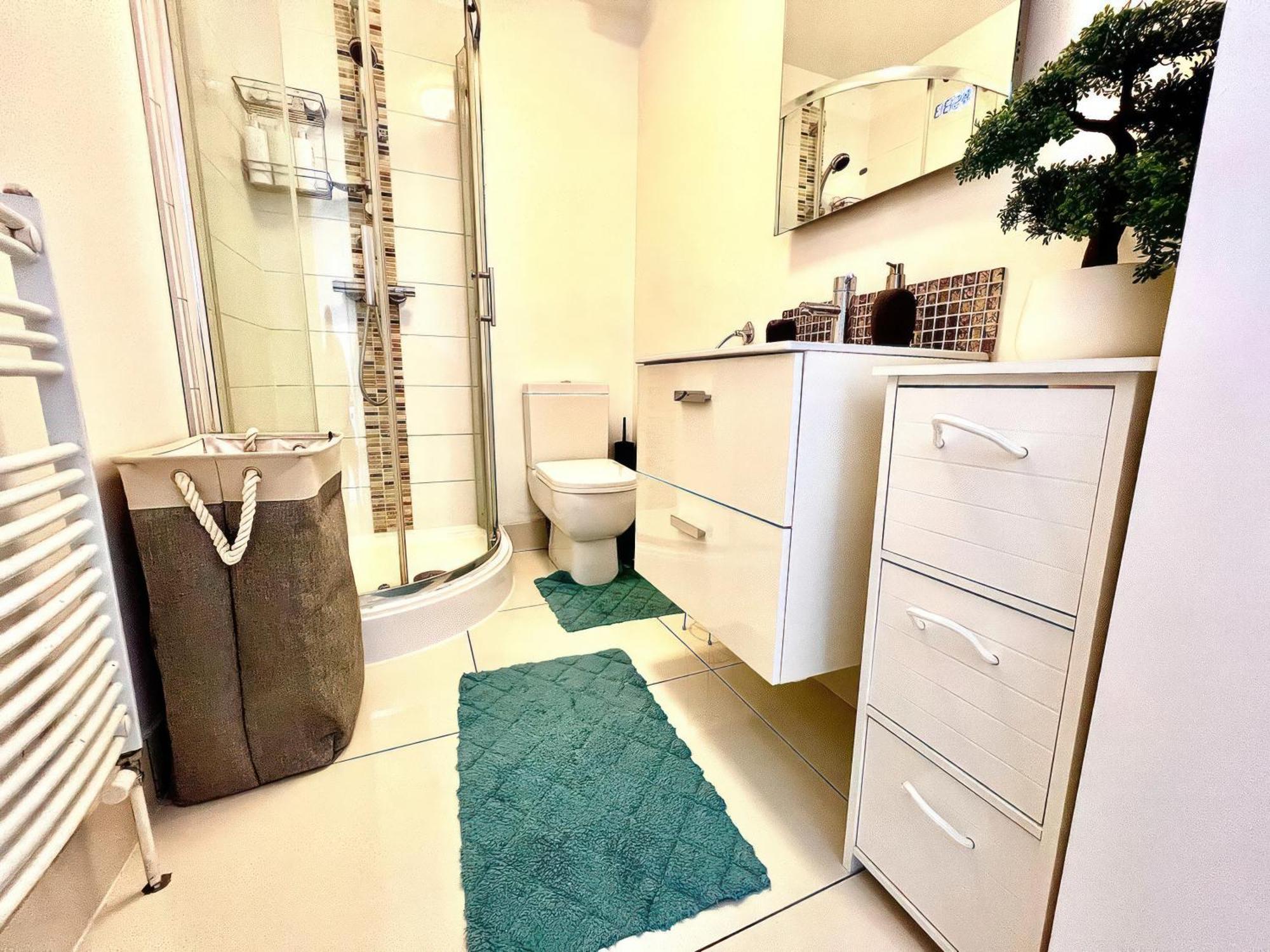 Lovely 2 Bed 2 Bath Flat With Free Parking Poole Exterior photo