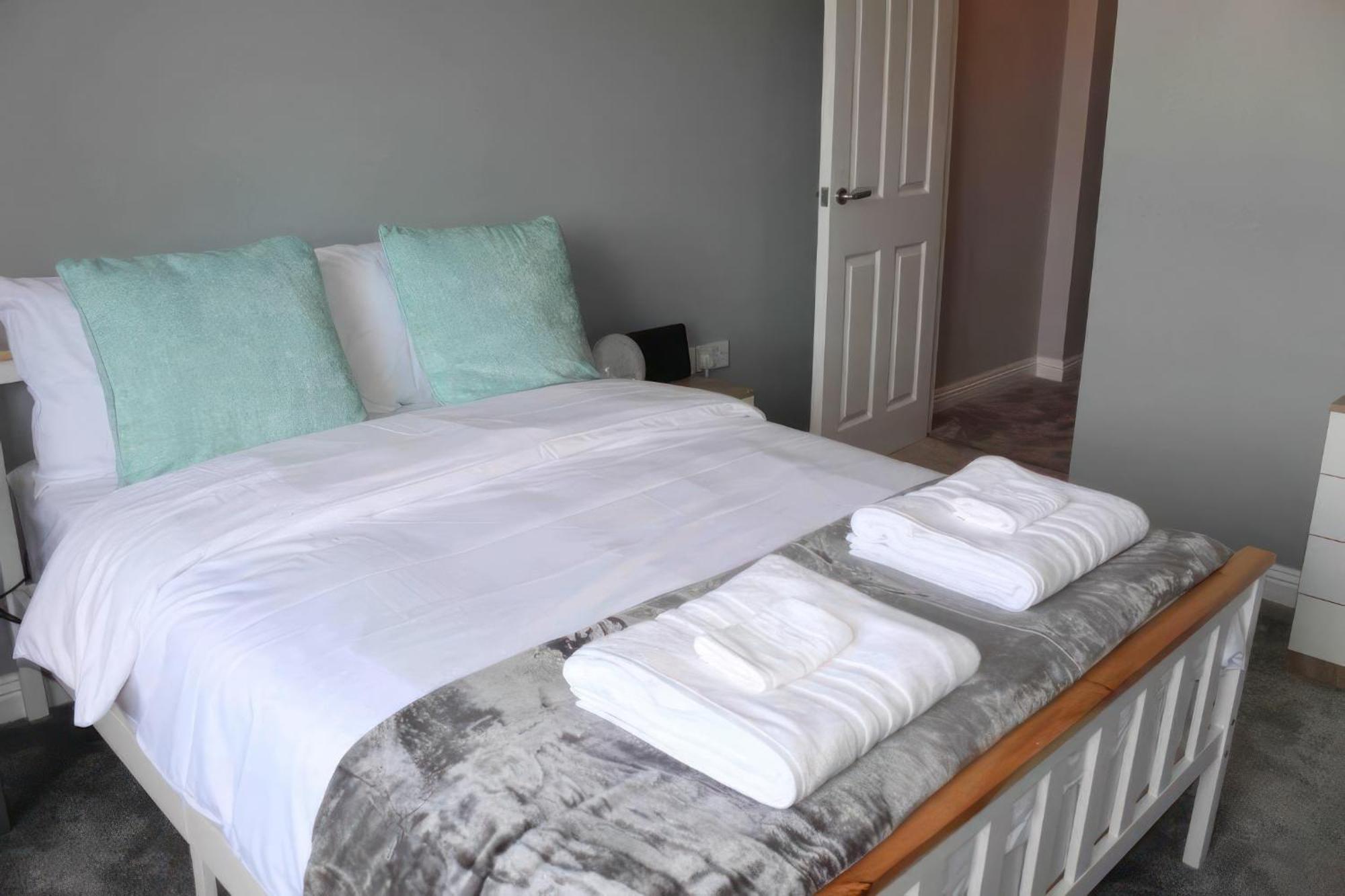 Lovely 2 Bed 2 Bath Flat With Free Parking Poole Exterior photo