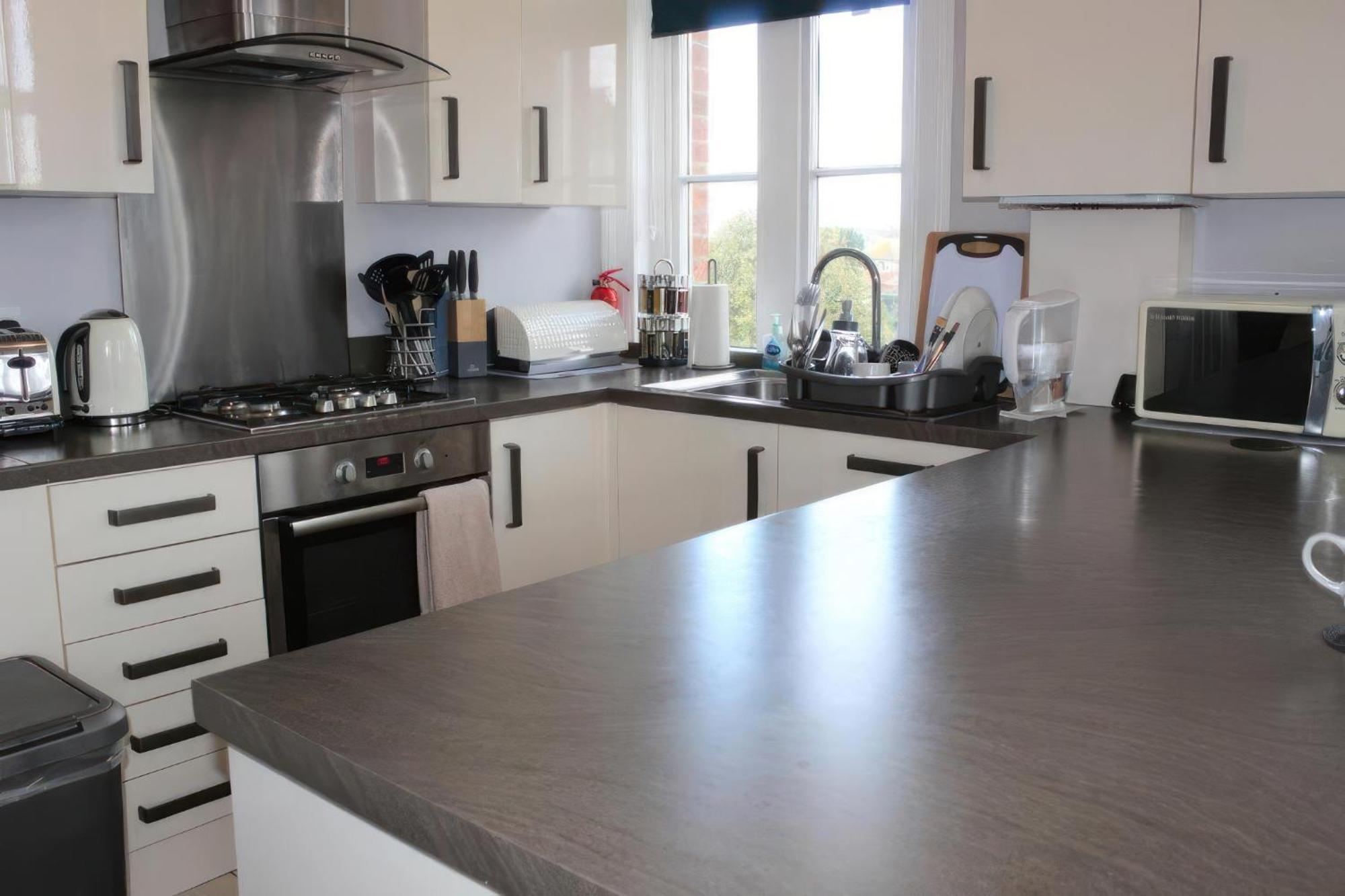 Lovely 2 Bed 2 Bath Flat With Free Parking Poole Exterior photo